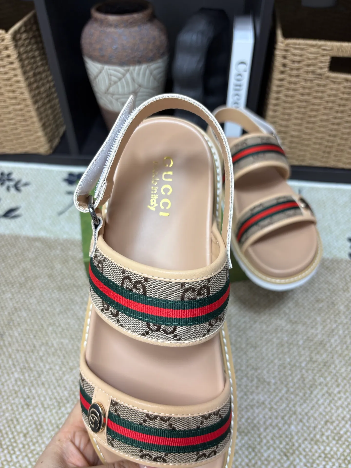 Factory 💰 300 yuan Gucci slippers] high-end men's shoes brand official website 1:1 latest masterpiece: original mold customization, the fabric is made of imported original materials, upgraded outsole, lighter and non-slip. The market's top quality, simple yet tasteful, a must-have for fashionistas, fashionable at your feet, full of confidence, the same style at the counter 👍The season of summer slippers is here. Code: 38-45 (45 customized)
